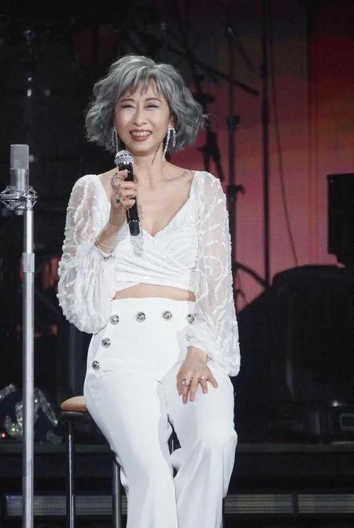 叶倩文性感照片,光影交织下的绝美风情